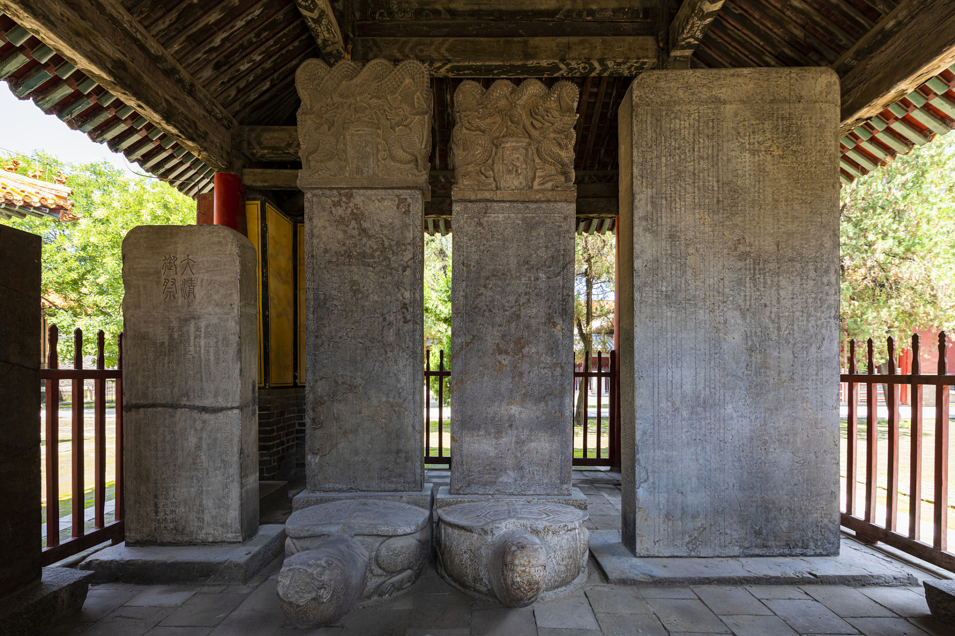 在曲阜孔庙的十三座御碑亭中,我们可以看到少数民族政权对尊孔祭孔