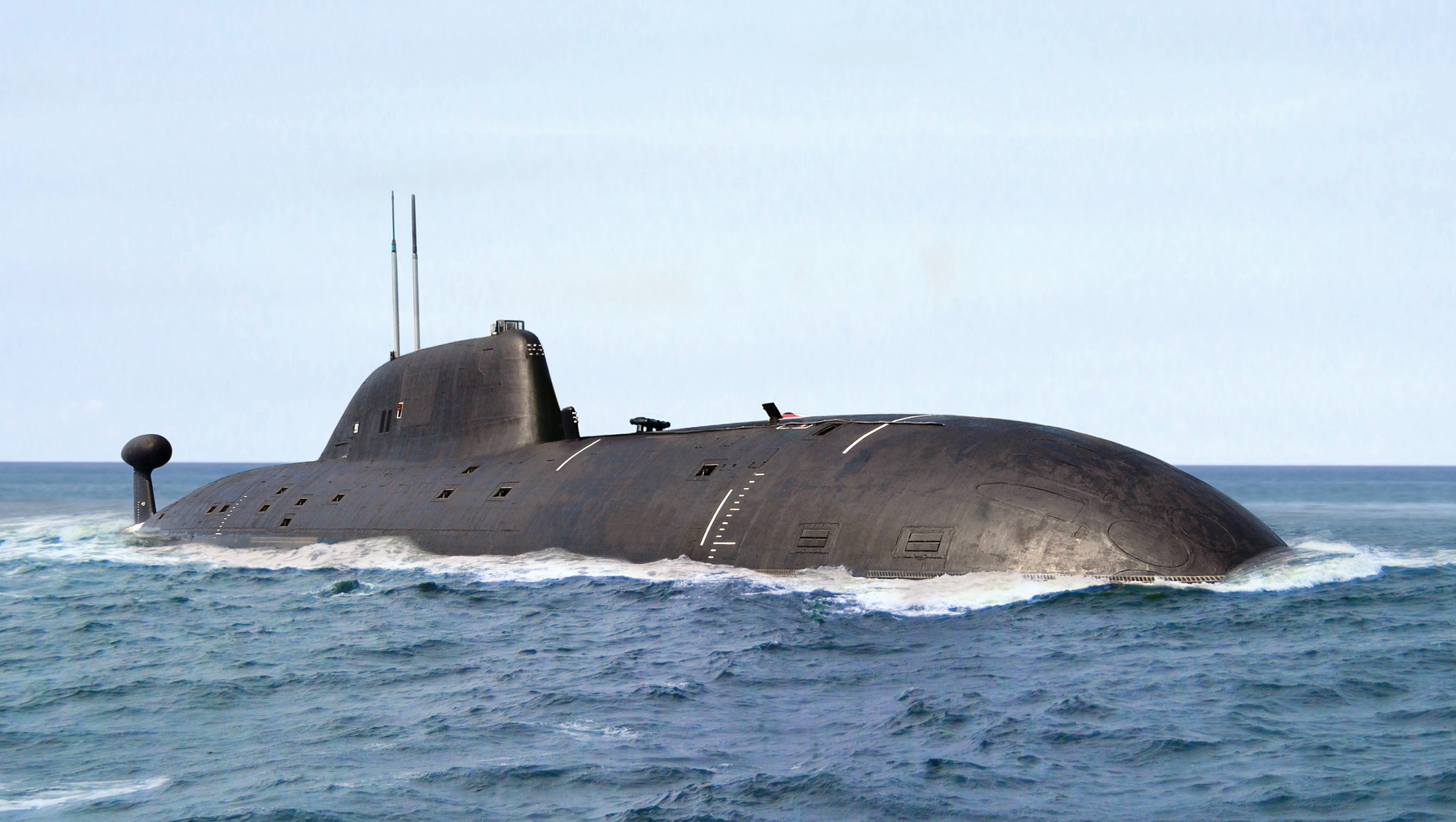 鹦鹉螺号(nautilus)和诺第留斯号实际上是指同一艘潜水艇,这是儒勒