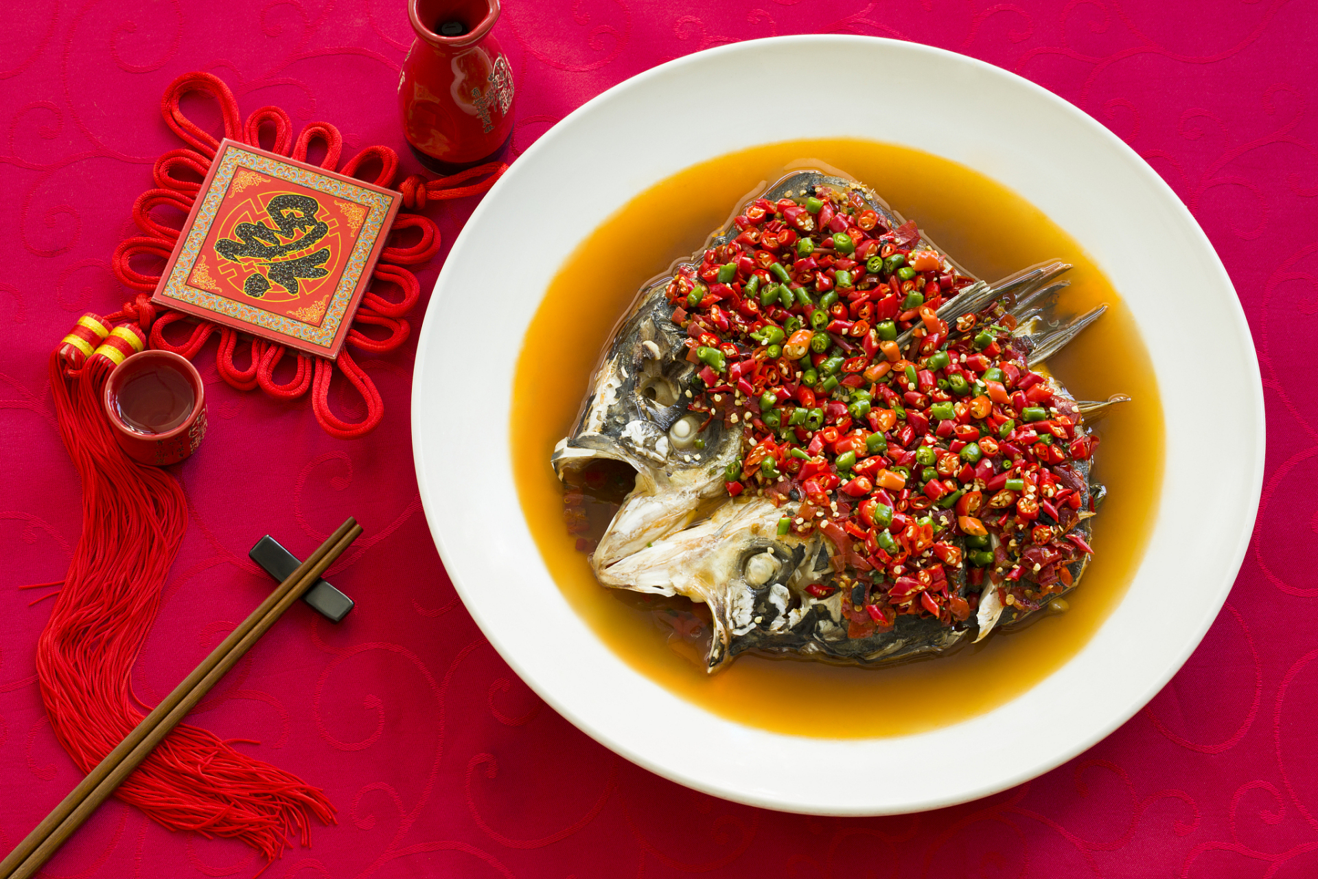 跺椒鱼头是湘菜中的一道经典菜品,以其香辣可口的味道和鲜嫩的鱼肉而