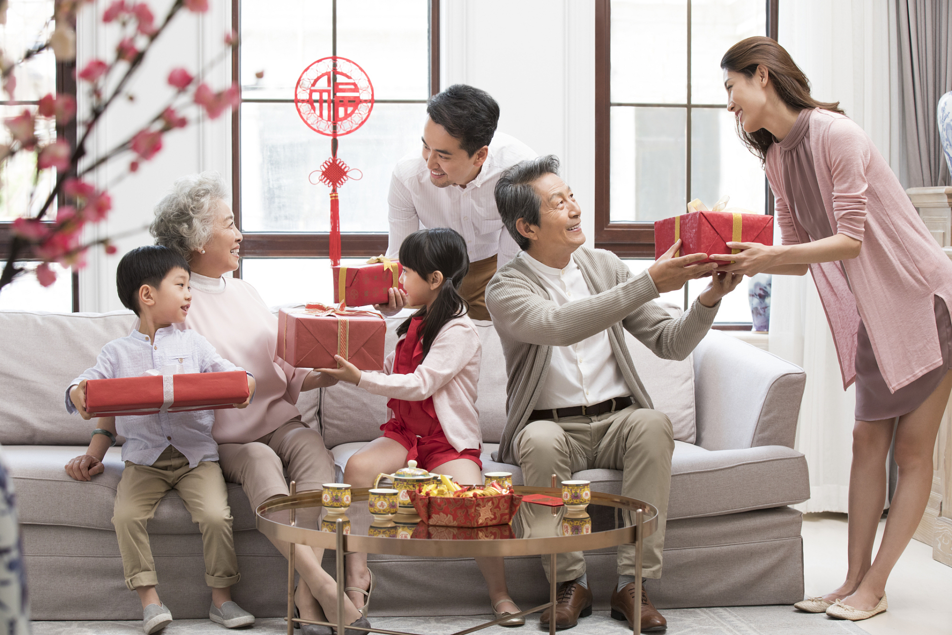 春节是家人团聚和表达爱与关怀的时刻,子女给父母过节费是孝心和感激
