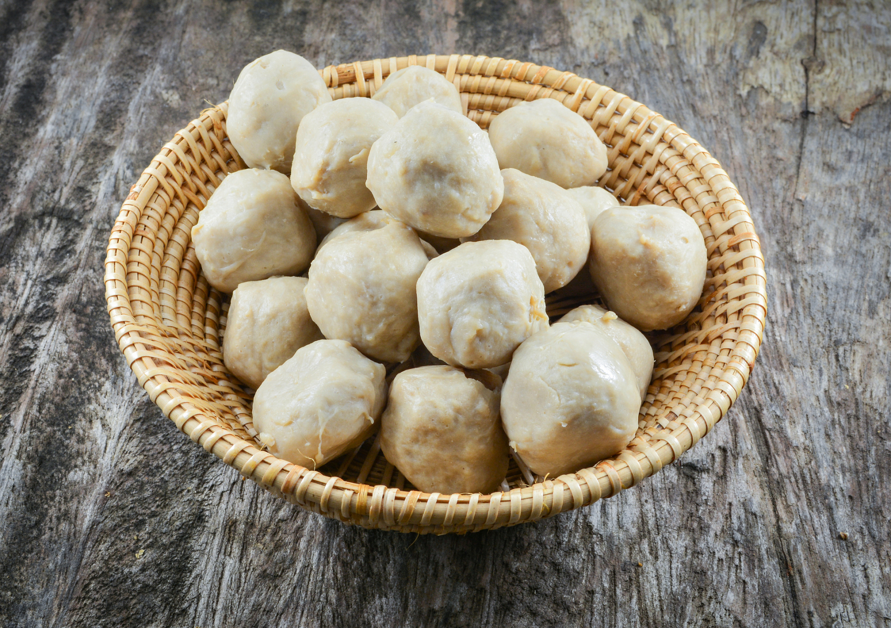 潮汕猪肉丸是广东潮汕地区的传统美食之一,以其独特的口感和美味的