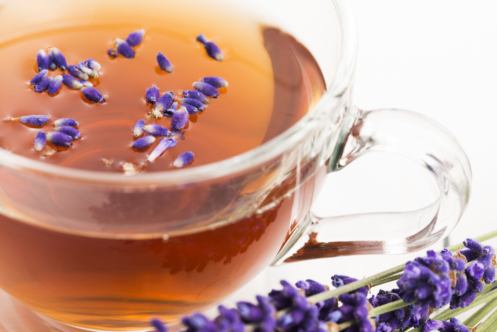 制作方式:薰衣草3克,薄荷2克,菩提叶2克,用沸水冲泡盖上杯盖焖至5~6