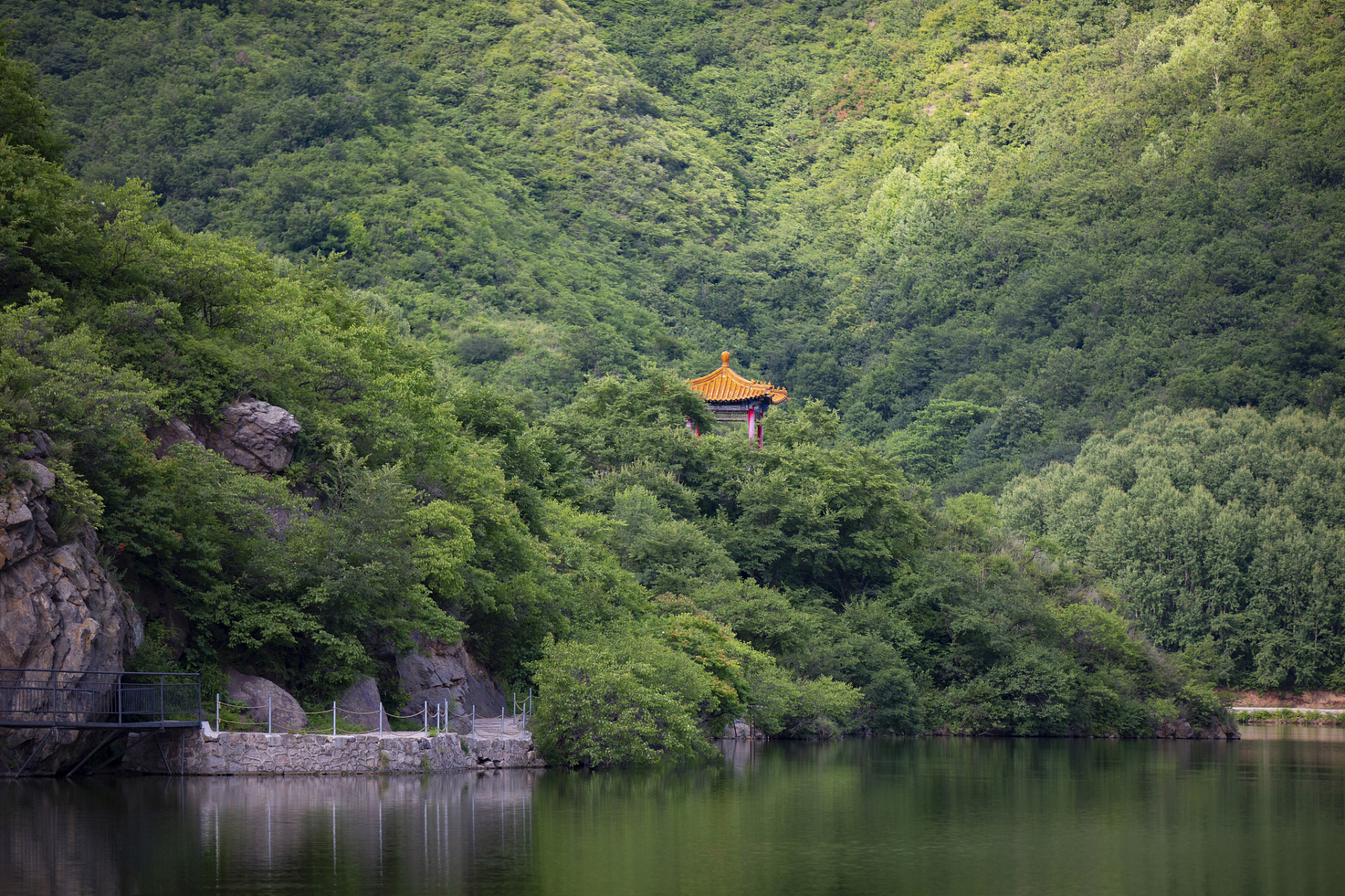 探秘苏州天池山,吴中第一名胜等你来征服!山间清澈的天池如镜照心灵.
