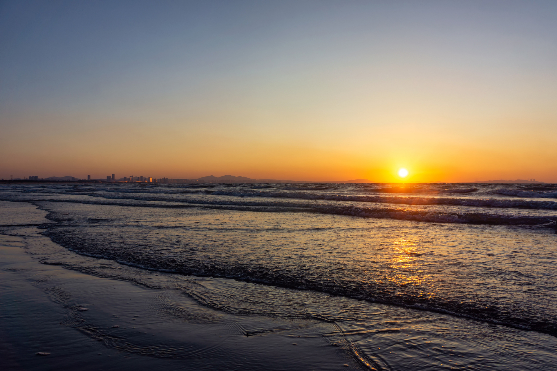 北戴河是位于中国河北省秦皇岛市的风景秀丽的海滨城市,以其美丽的