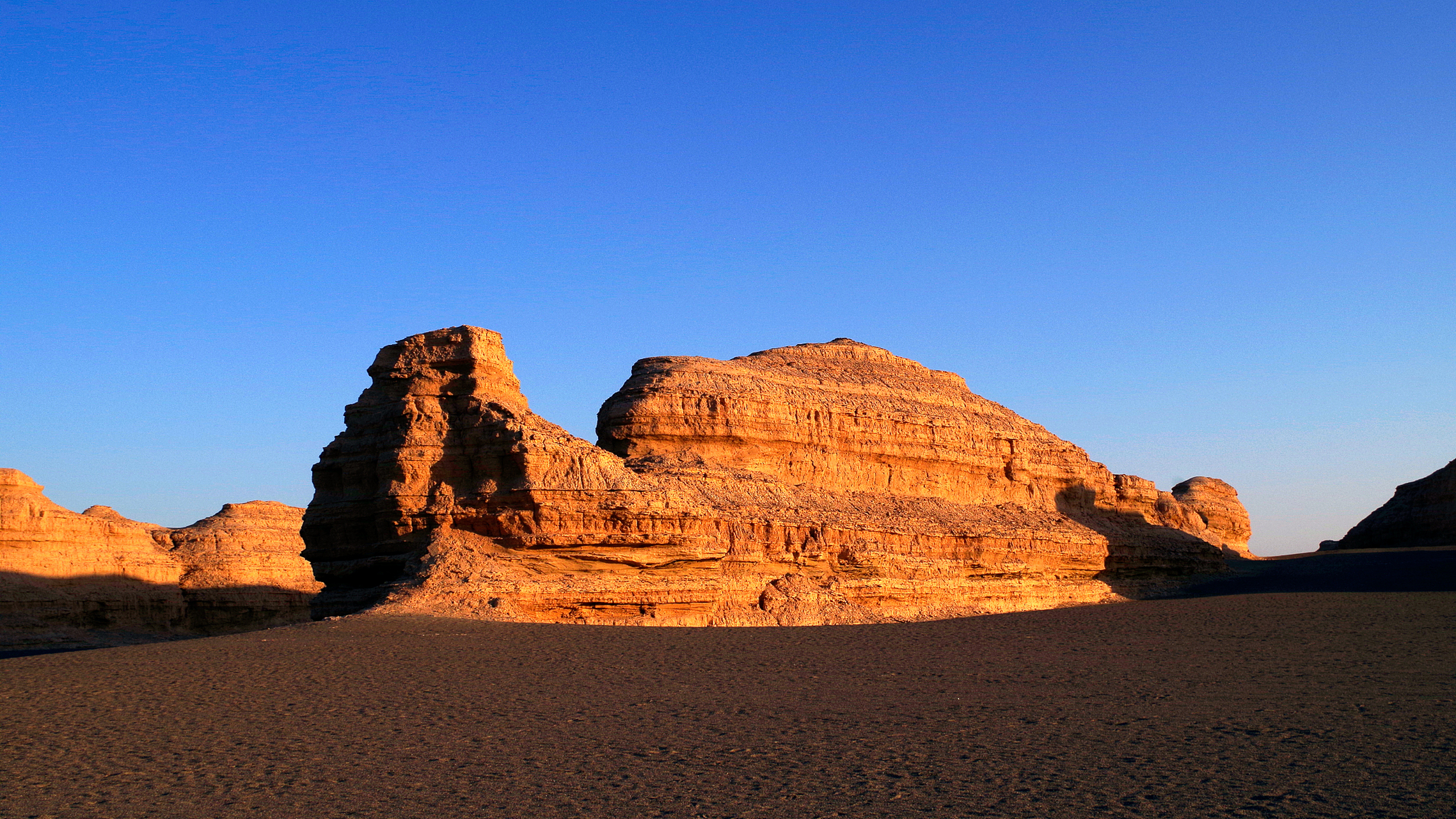 嬉行记# 敦煌雅丹魔鬼城是中国西北地区的一处奇特景观,其由来可上溯