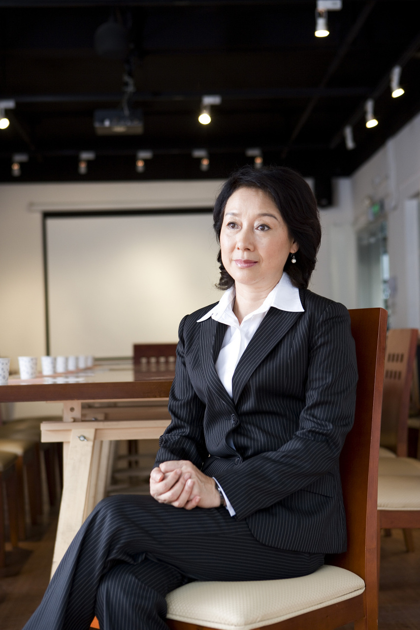 一位勇敢的同事,在紧急情况下挺身而出,挽救了一位年逾花甲的女领导的