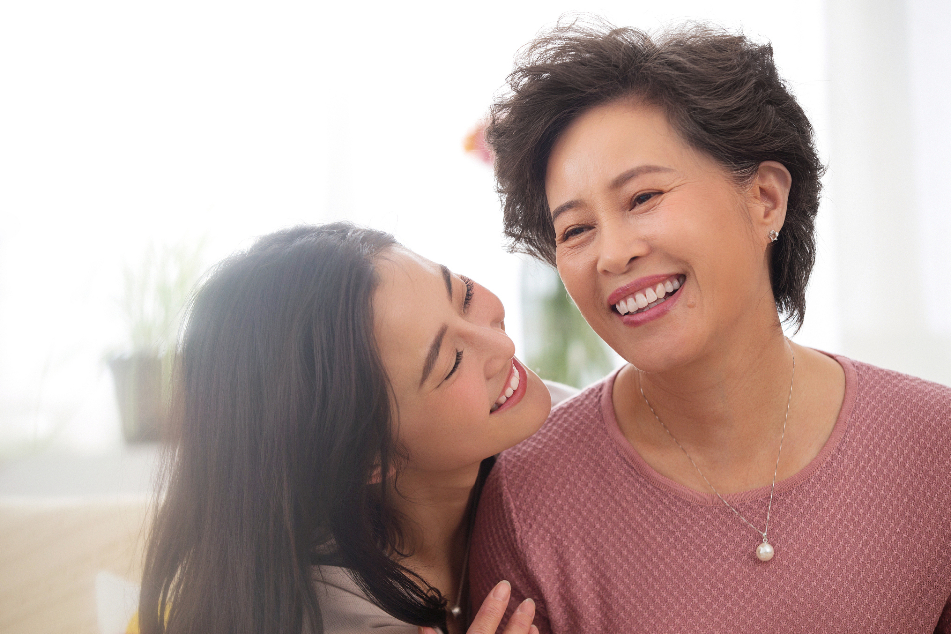 婆媳相处融洽,共同经历了一段温馨时光,最终迎来了新生命的降临,家庭