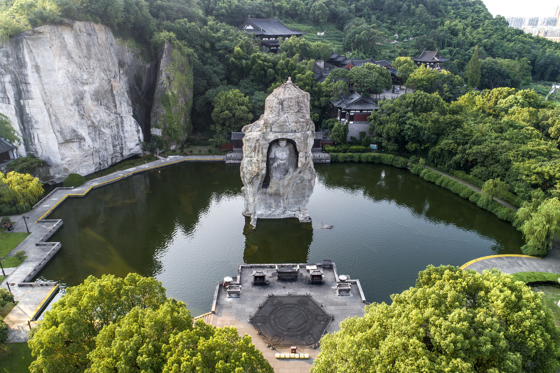 柯岩风景区有两个大门,柯岩和鲁镇,分别带你进入风景区的不同区域.