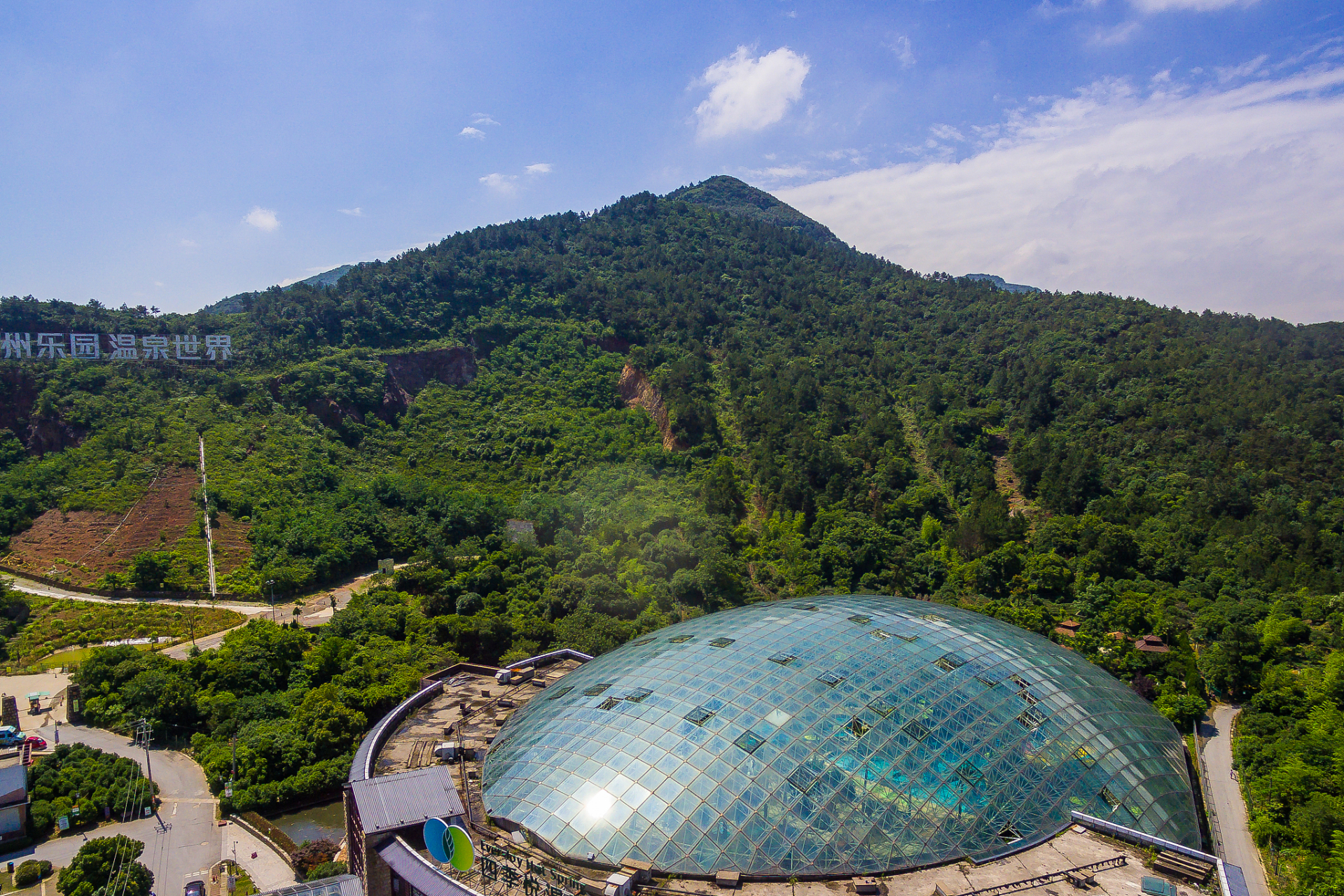 梅岭太阳谷 太阳谷内的梅花,已开满枝头,整个山谷都被装扮成粉色,花香