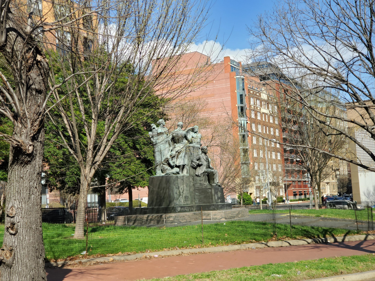 33人清理乔治华盛顿大学营地的行动,不仅是一次环保实践,更是对人生