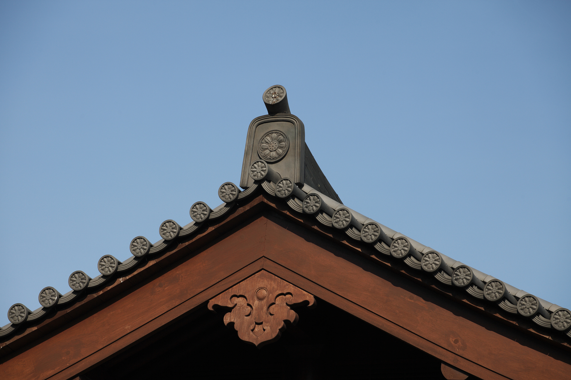 【悬鱼】 78位于屋顶两端的博风板下,垂于正脊起着加固屋脊,避免