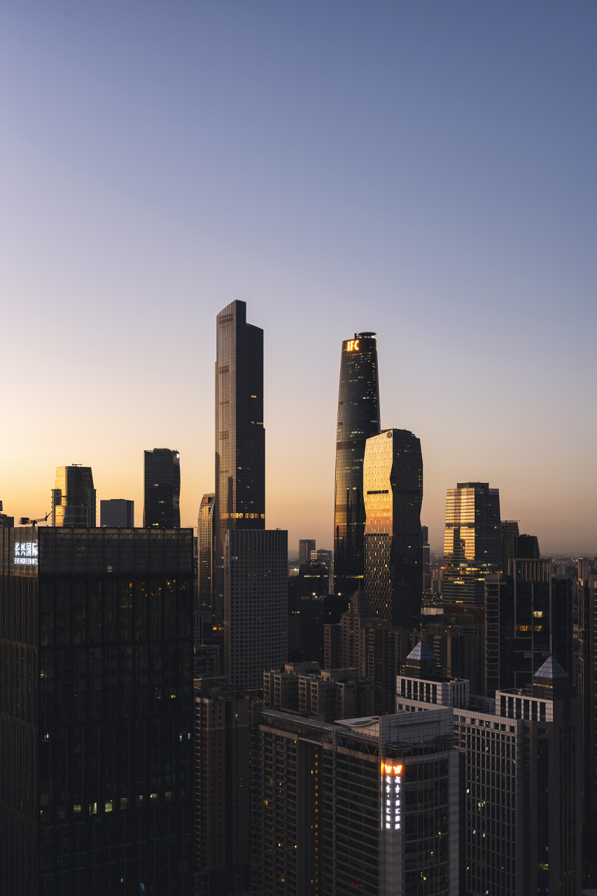 拍摄城市的建筑时,可以运用以下摄影技巧来提升作品的艺术性和表现力