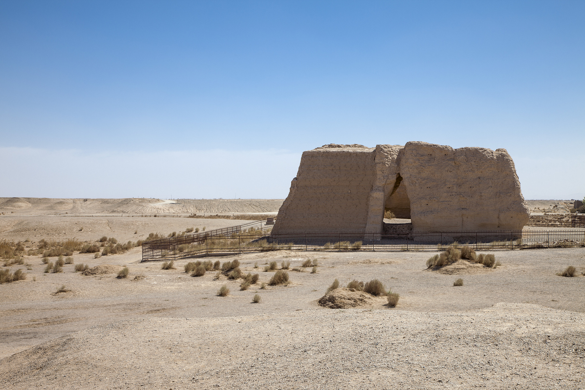 玉门关是丝绸之路上一个充满历史沧桑的关隘,位于甘肃省敦煌市西北