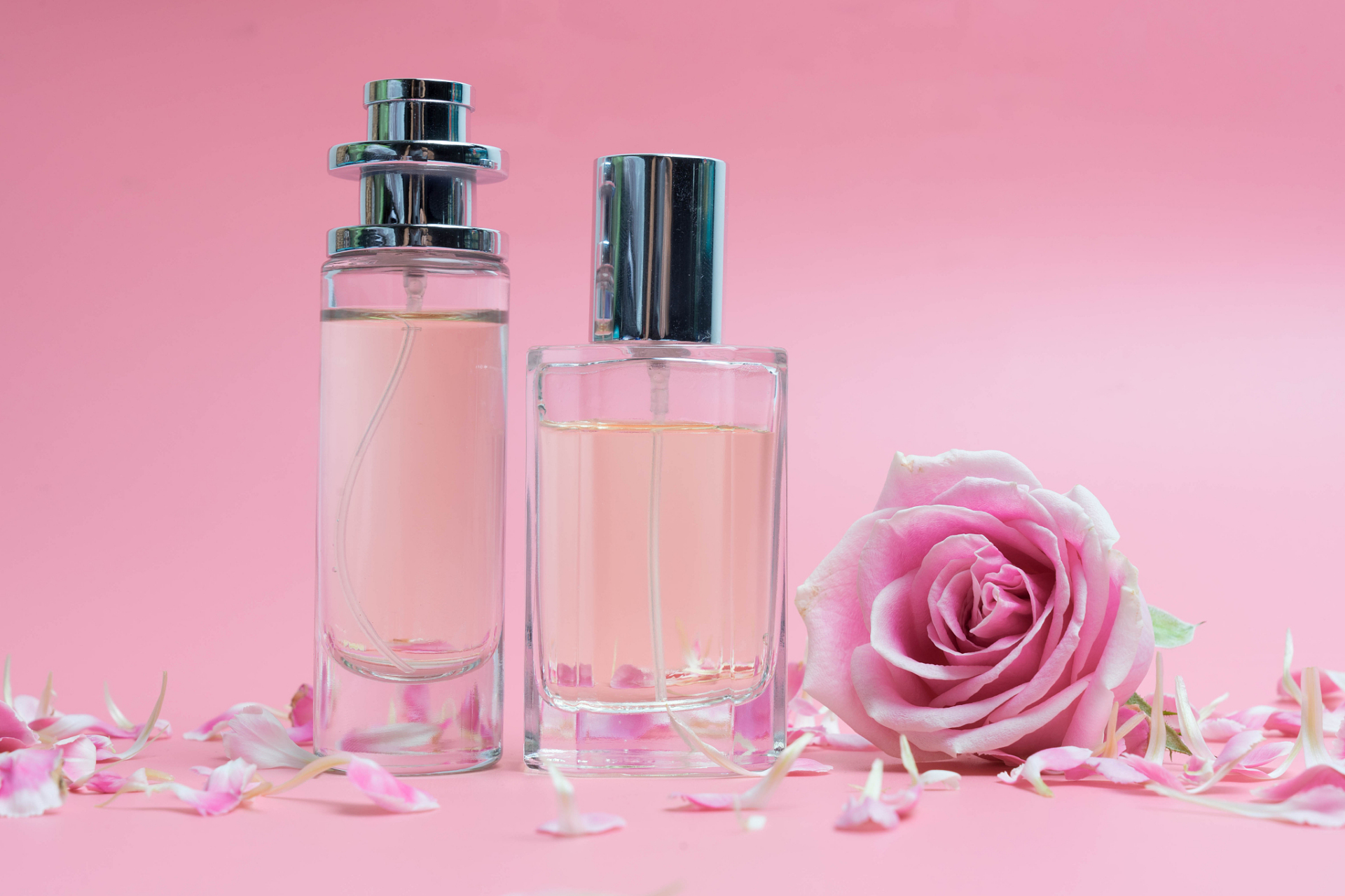 然而,涂抹香水的技巧和艺术,却往往被我们简化为几个刻板的位置和动作