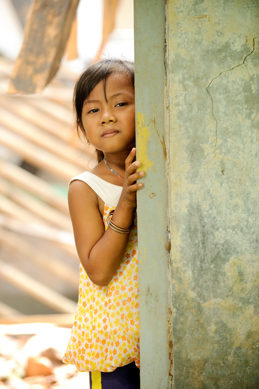 昨天早上06:15,一个六岁的小女孩手里拿着四个纸壳箱子,要跟我换一袋