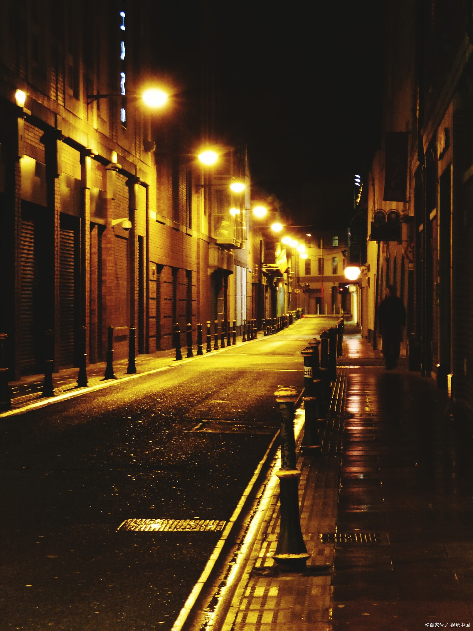 夜晚城市街道的路灯,用手机拍出氛围感,可以尝试以下几个方法: 1