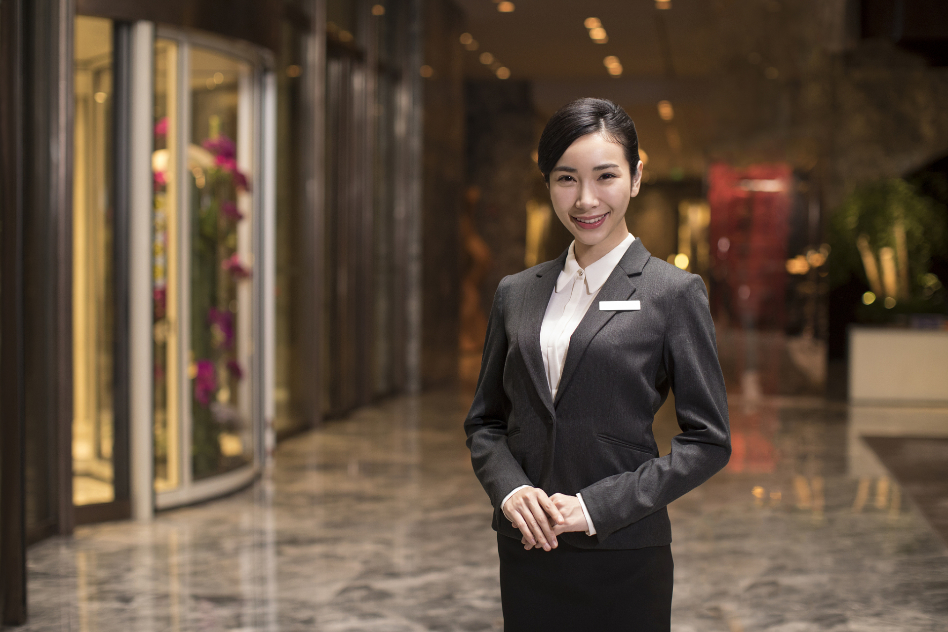 ktv服务员的工作流程包括营业前准备,接待顾客,提供服务,介绍设施和