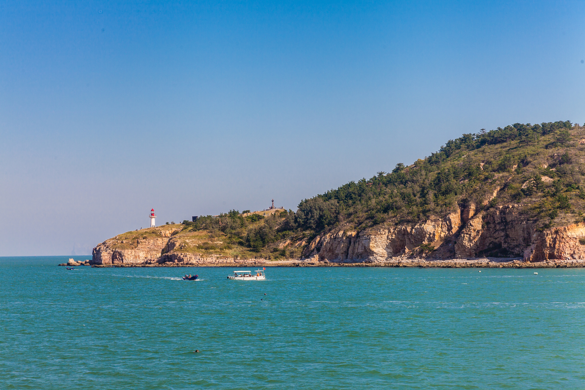 芝罘岛上共有三个村落,居中的是大疃村,向西五里是西口村,向东五里是
