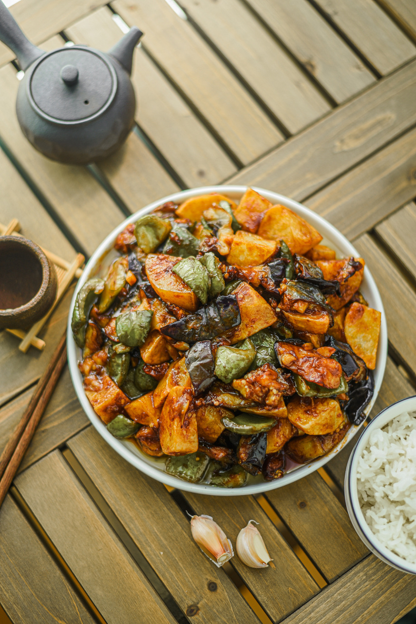 地三鲜是东北经典菜品,由土豆,茄子和青椒炒制而成.