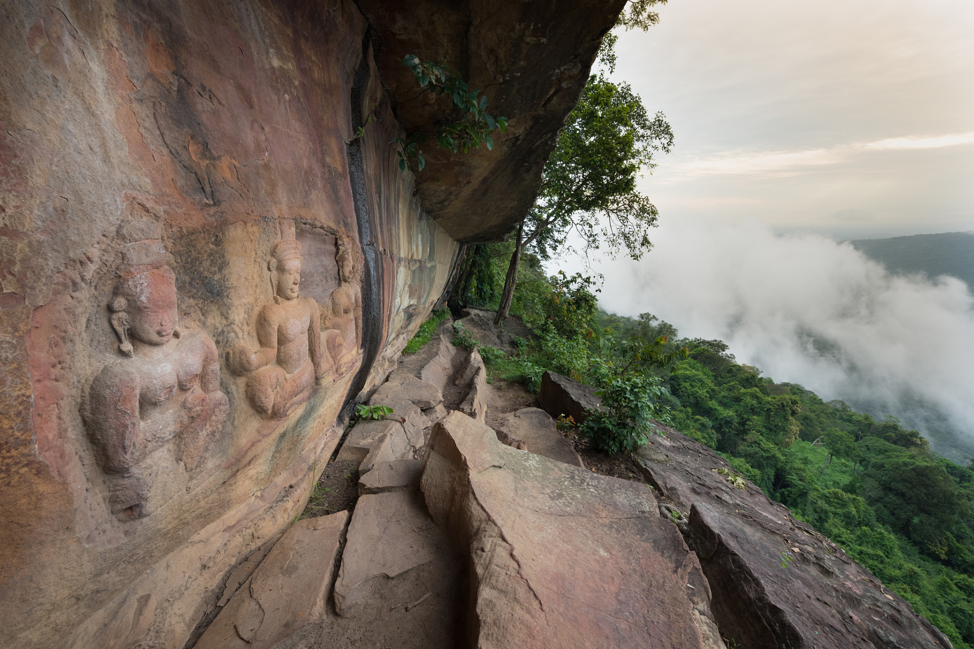 龙华古镇:八仙山立佛高达32米,居民却不知何人雕造?