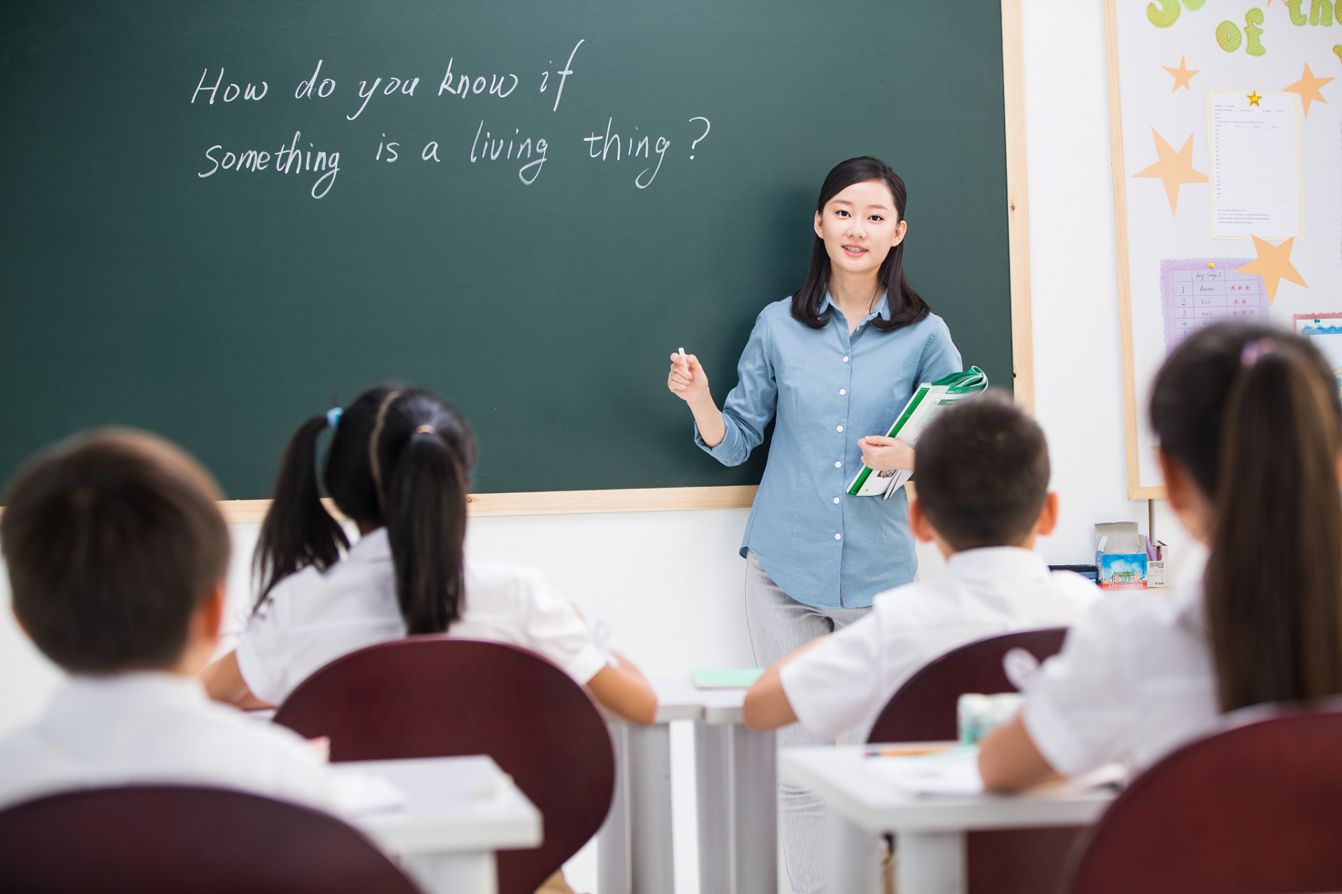 班主任督促任课教师按时下课,做到不拖堂或利用各种方式变相占用学 