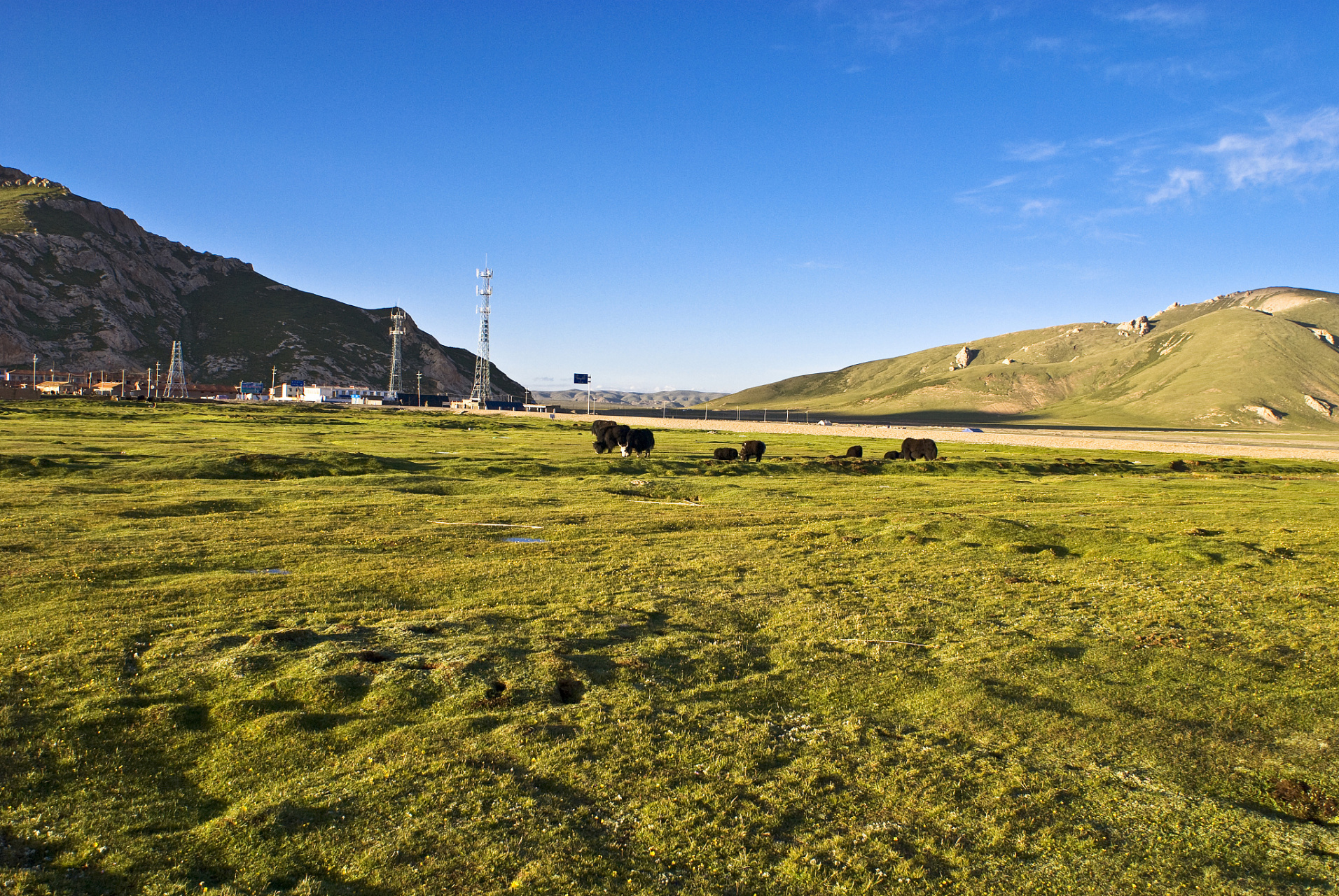 玉科大草原是一个非常美丽的地方,被誉为"康巴阿勒泰",拥有许多天然