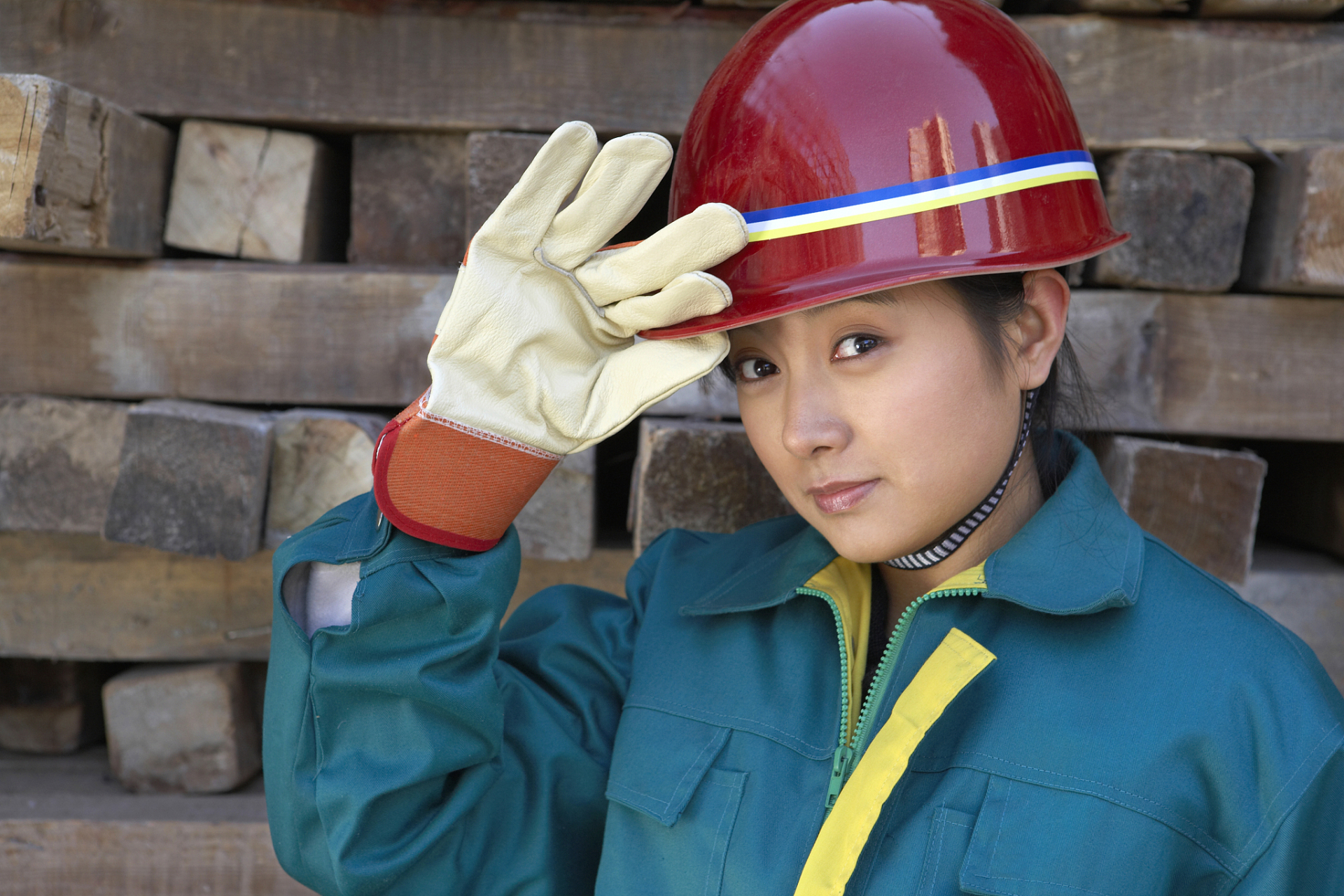 开篇一张照片,一个23岁的女生站在工地里,头戴安全帽,身穿工作服,手拿