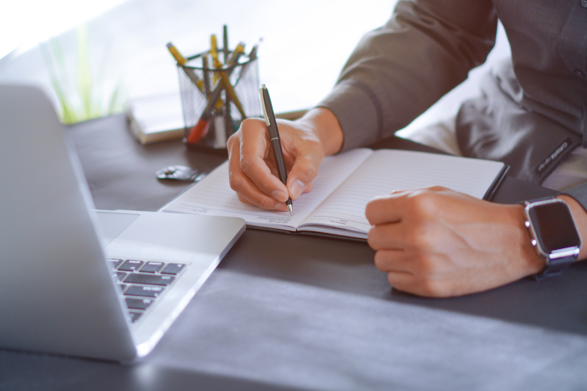 一丝不苟形容做事认真细致,它的反义词包括粗心大意,马马虎虎和敷衍