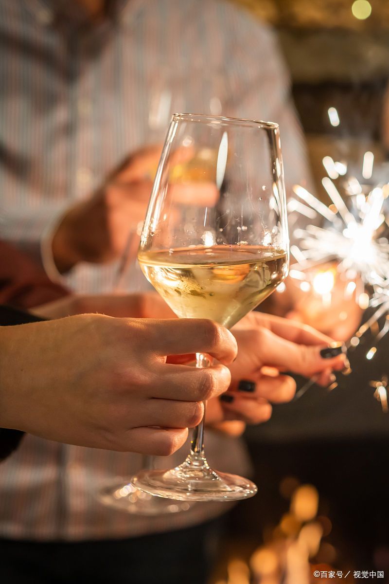 轮到你敬酒时,别干站着当"哑巴",牢记这4句敬酒词,万能好用