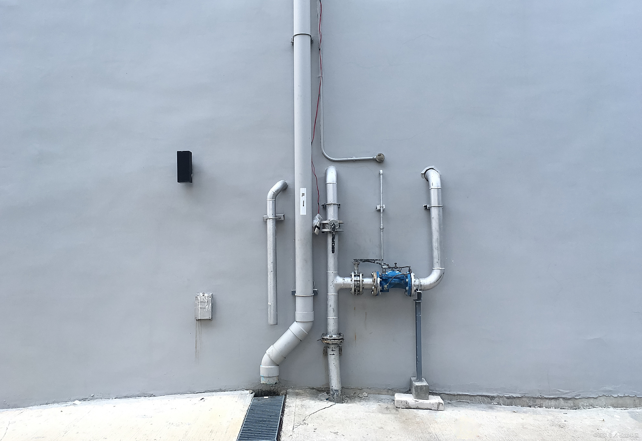 公共建筑如医院,学校,商场等,由于其人员密集,用水量大,排水量大等