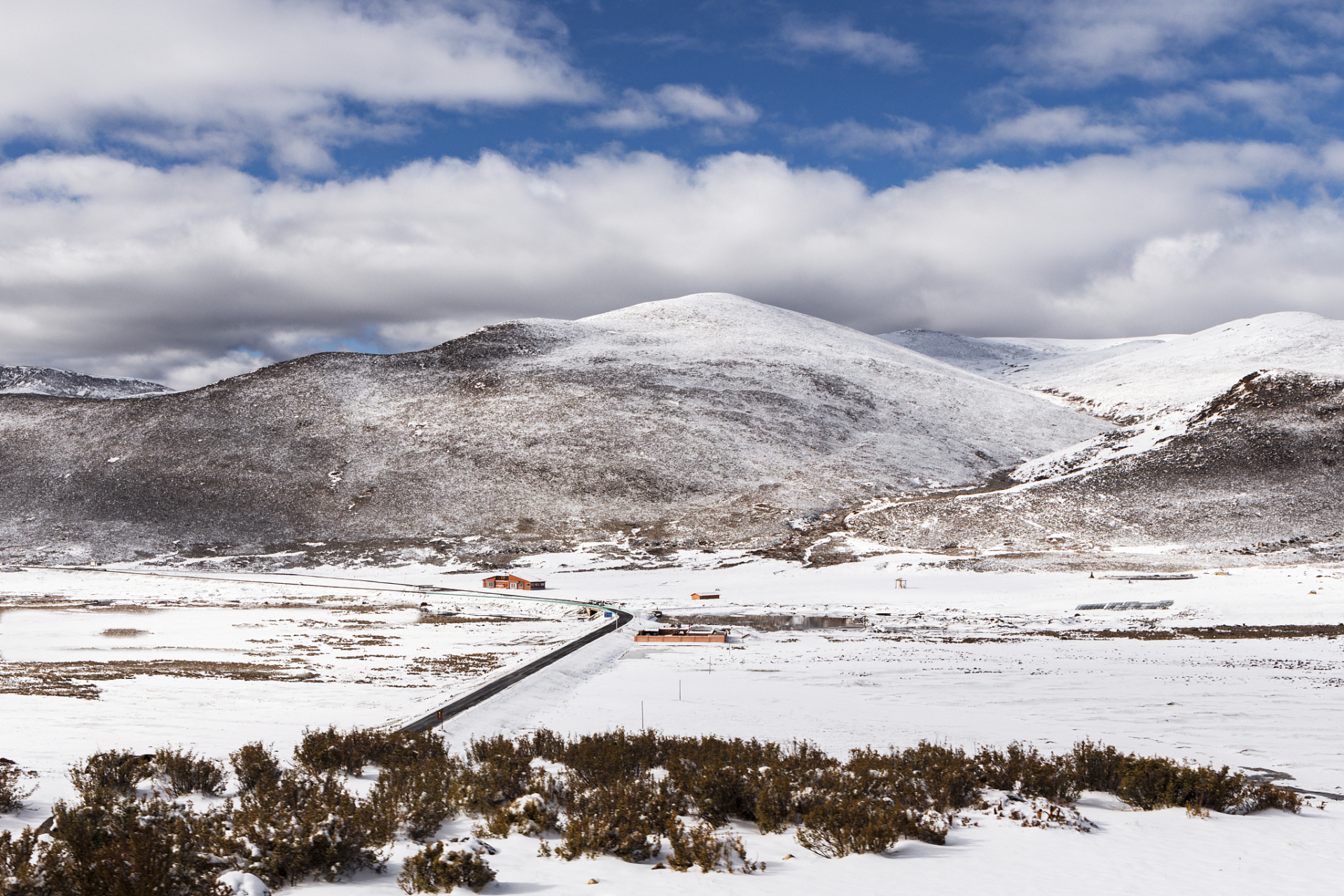 但需注意保暖和安全.[原文:冬季到阿坝汶川县干海子风.