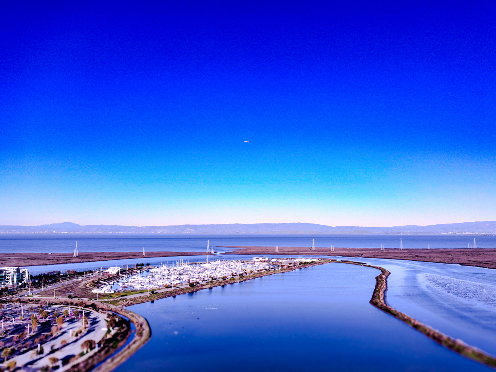 运城盐湖位于山西省晋南盆地,是盐的故乡和生态与文旅的交汇点.