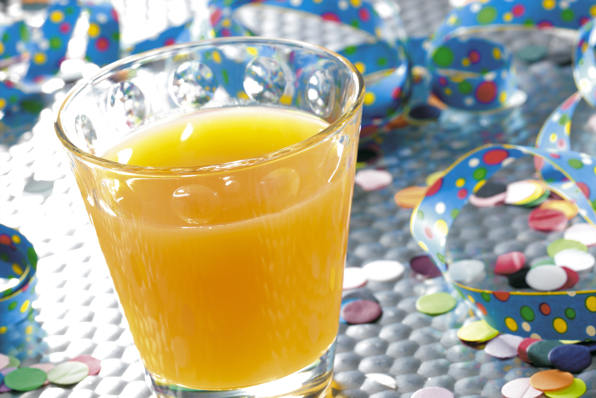 非浓缩还原果汁由新鲜水果直接榨取,能保留水果原有风味和营养成分,而