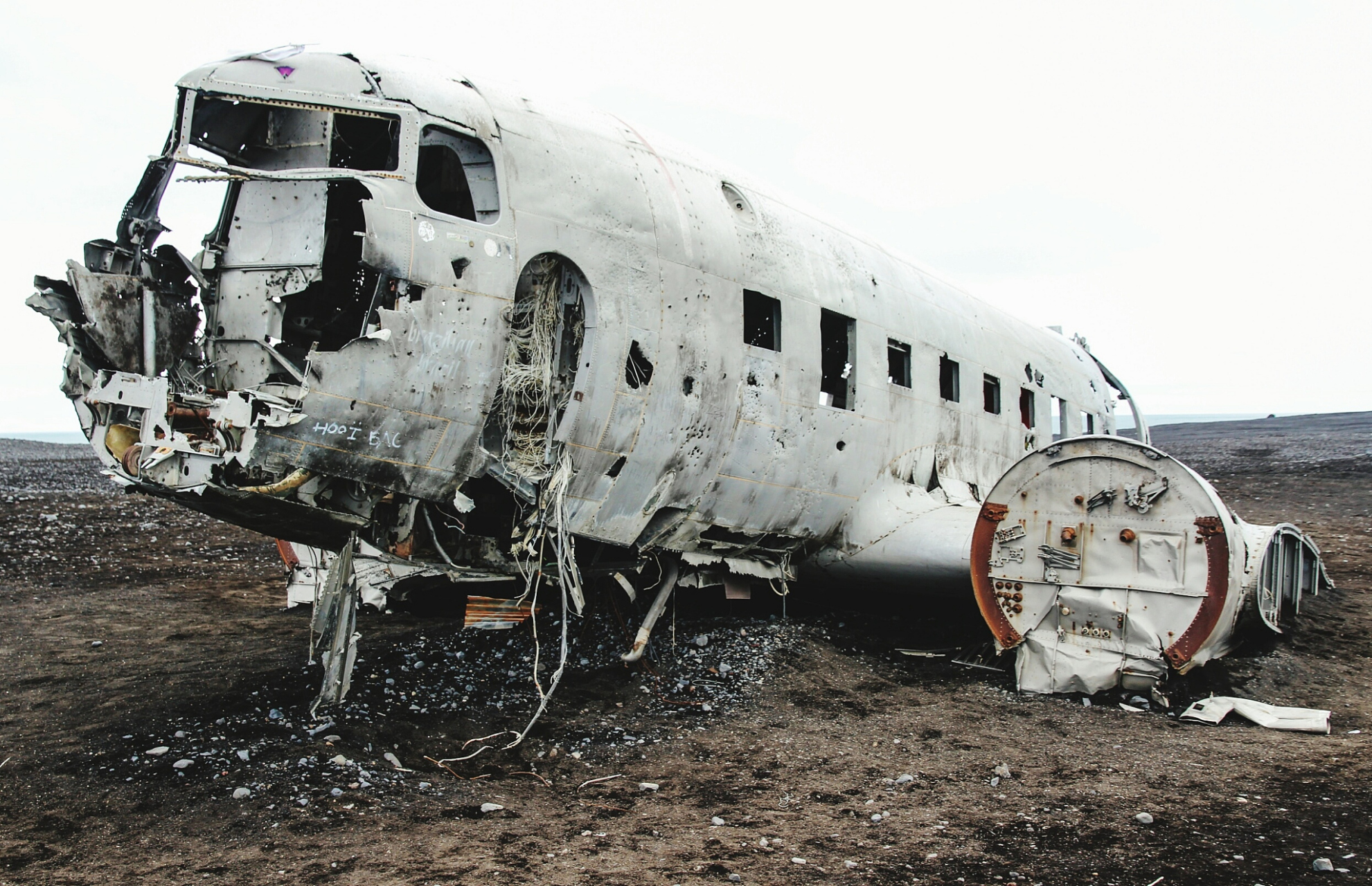 近日,安徽省发生了一起小飞机坠落事件,幸运的是,飞行员并未受伤.