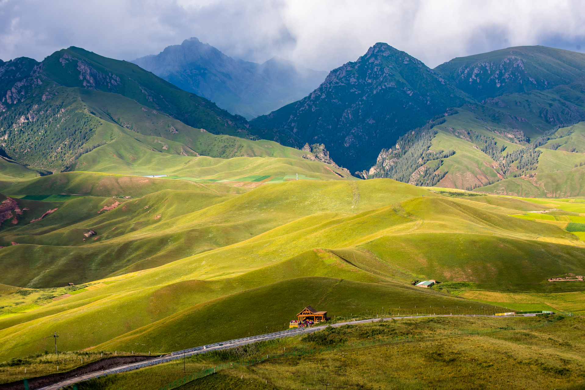 那拉提#天仙台位于新疆那拉提县城区以北约50公里处,是一个集自然风景