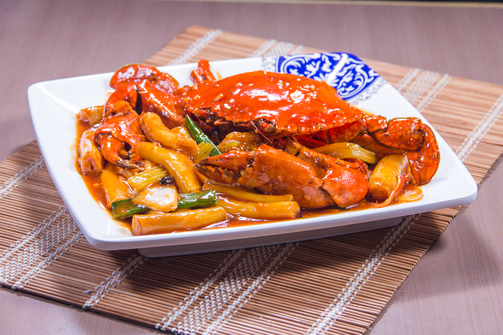 梭子蟹炒年糕是一道色香味俱佳的海鲜美食,通过清洗,切块,翻炒等步骤