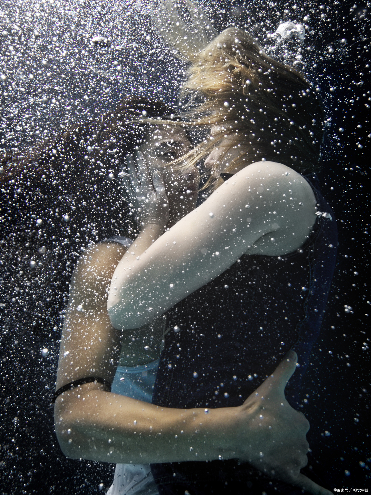 65岁女子挑战传统:年下恋情,拒绝生育,无养老规划,引社会热议