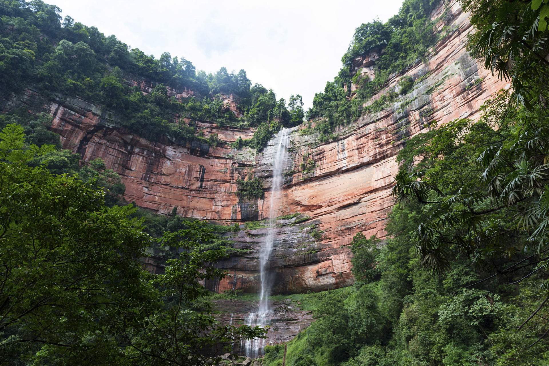 赤水旅游景点丰富,包括赤水丹霞旅游区,四洞沟旅游景区,赤水竹海国家