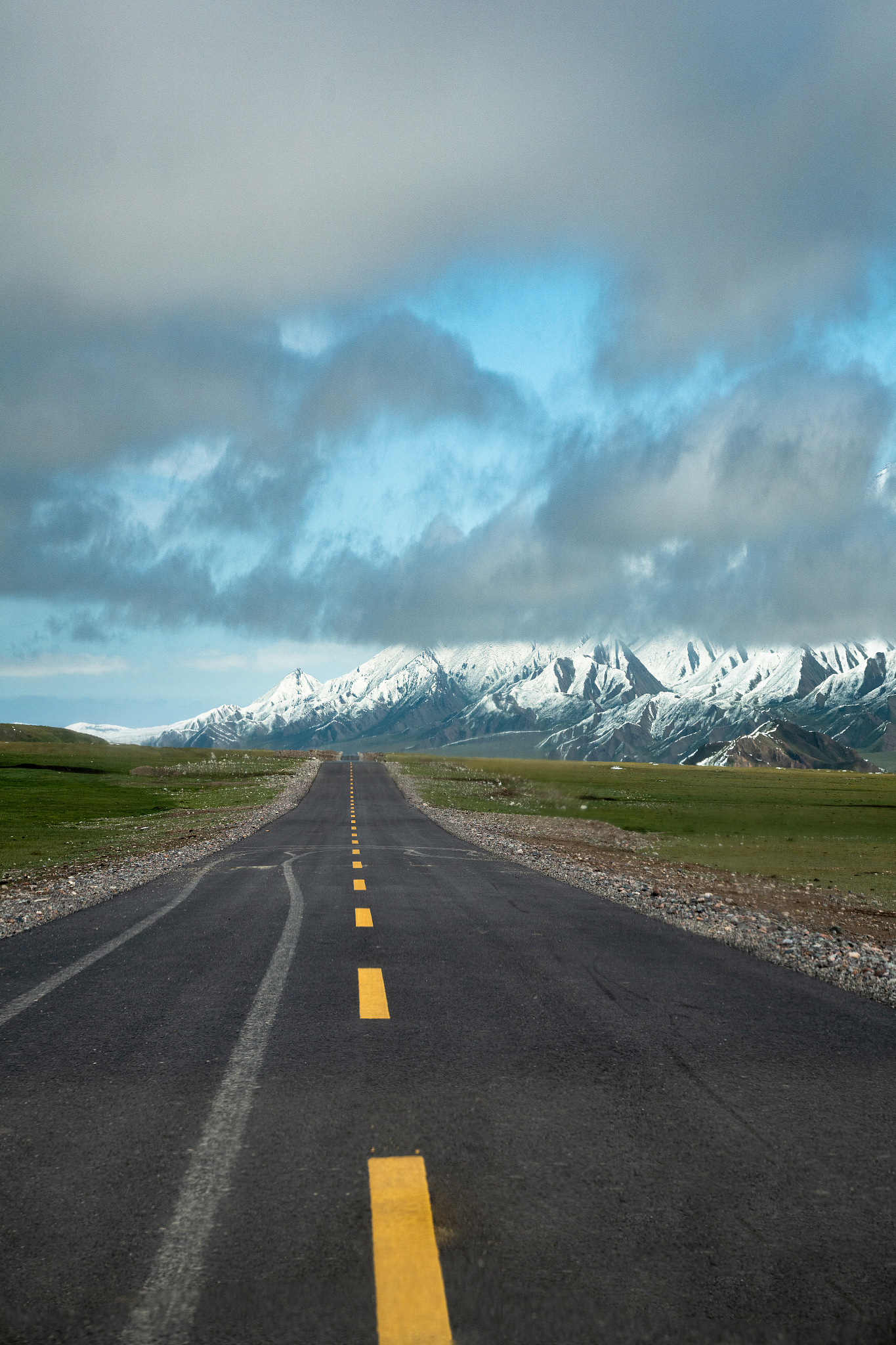 这一刻,所有烦恼随风而去,只留下心灵的宁静与远方的向往