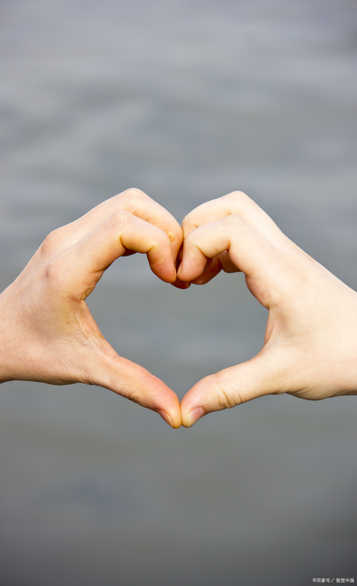 人比心比心手势图片男女比心手势一人一半一男一女两只手比心的图片