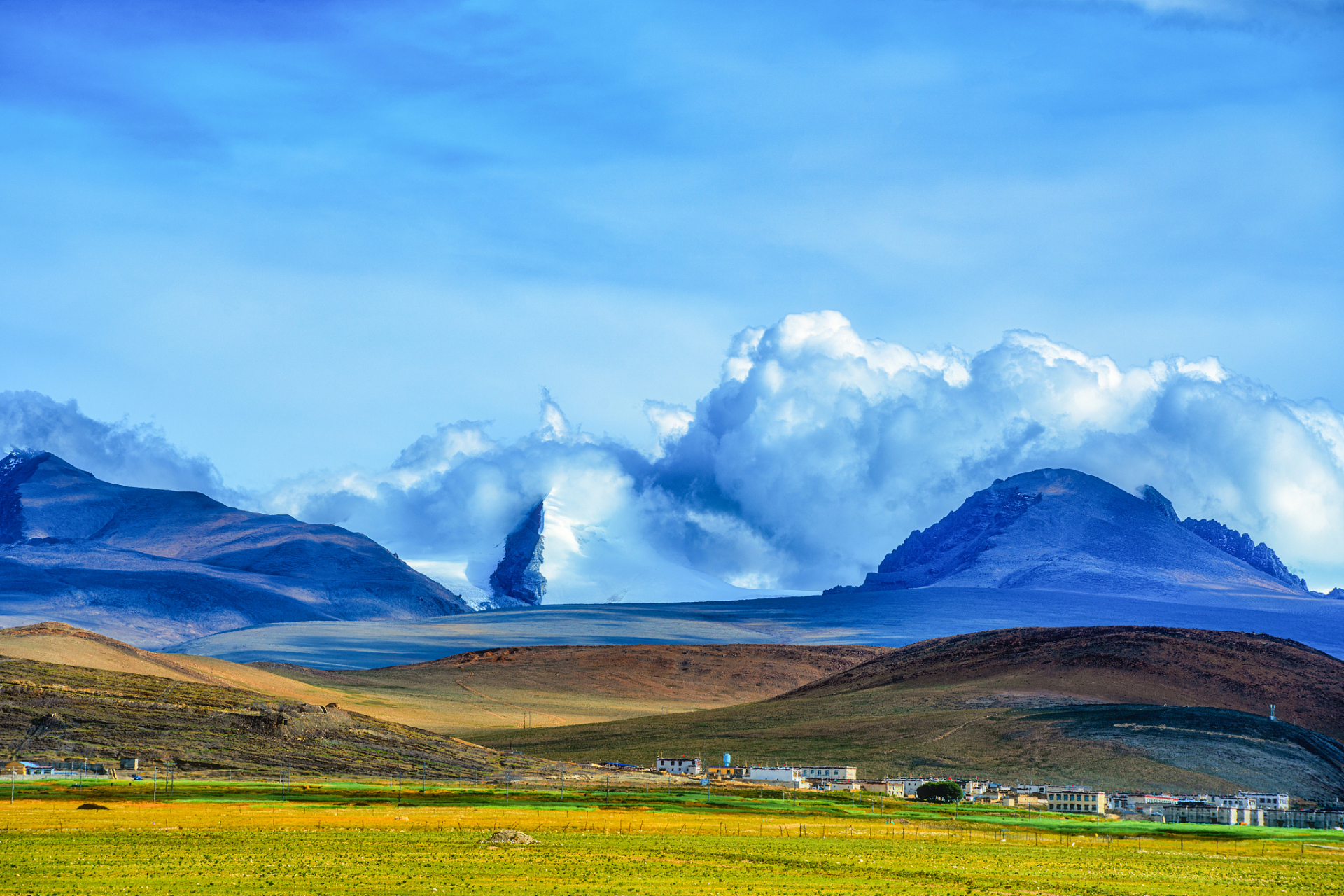 一位游客在西藏江孜县卡若拉景区的附近国道上闲逛,用自己的手机记录