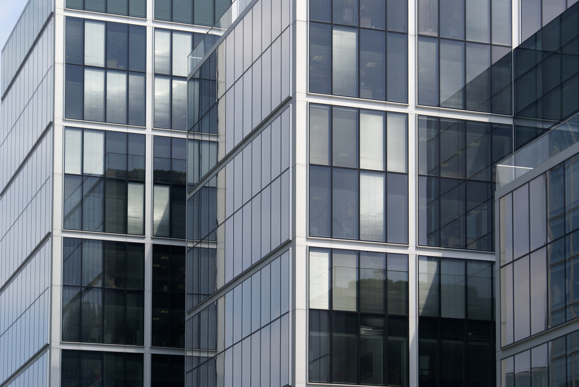 外墙幕墙玻璃改开窗可增加室内采光和通风,提高舒适性.