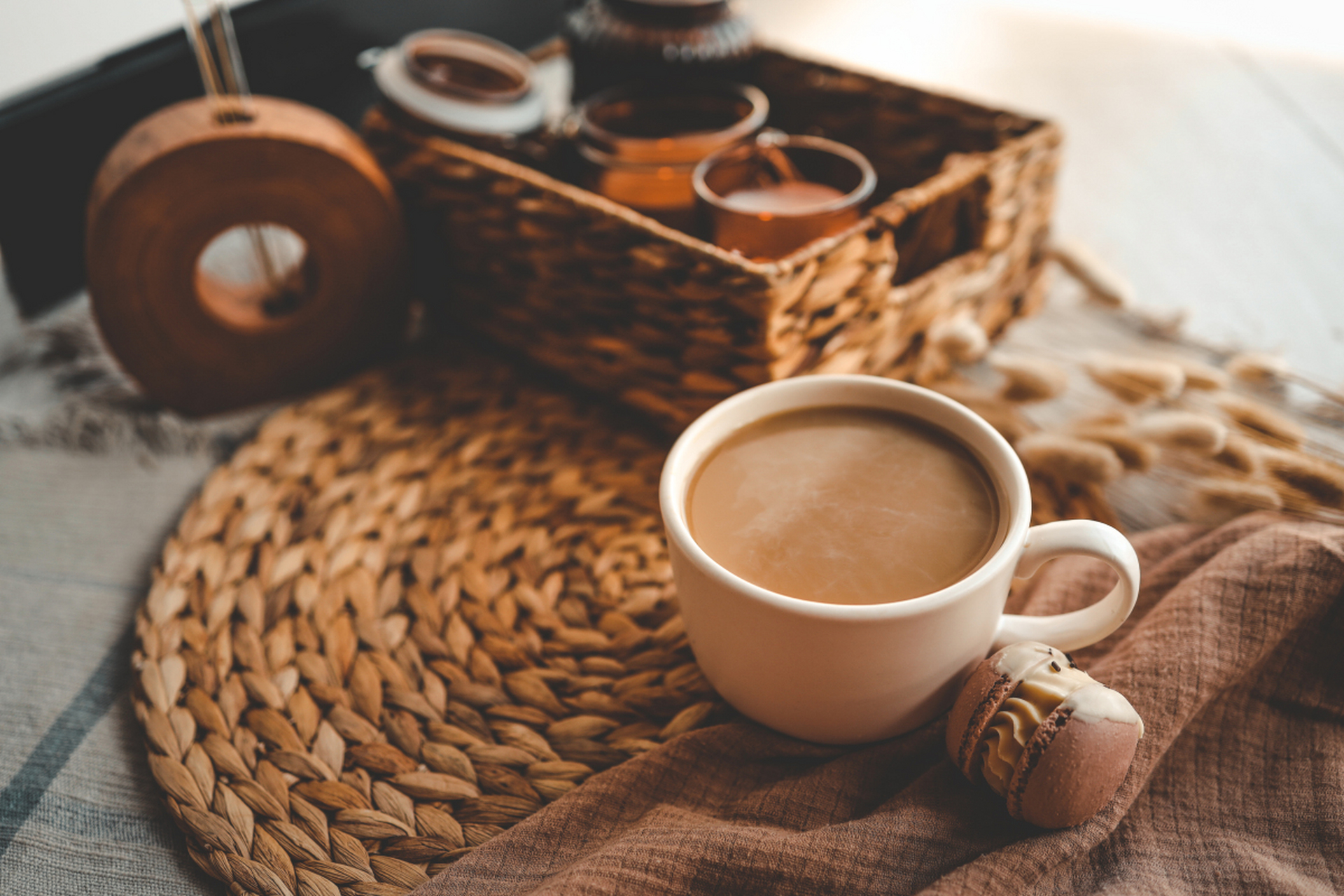 会"偷走"身体里的钙,平时尽量远离  1,喜欢喝咖啡,浓茶  咖啡是种利尿