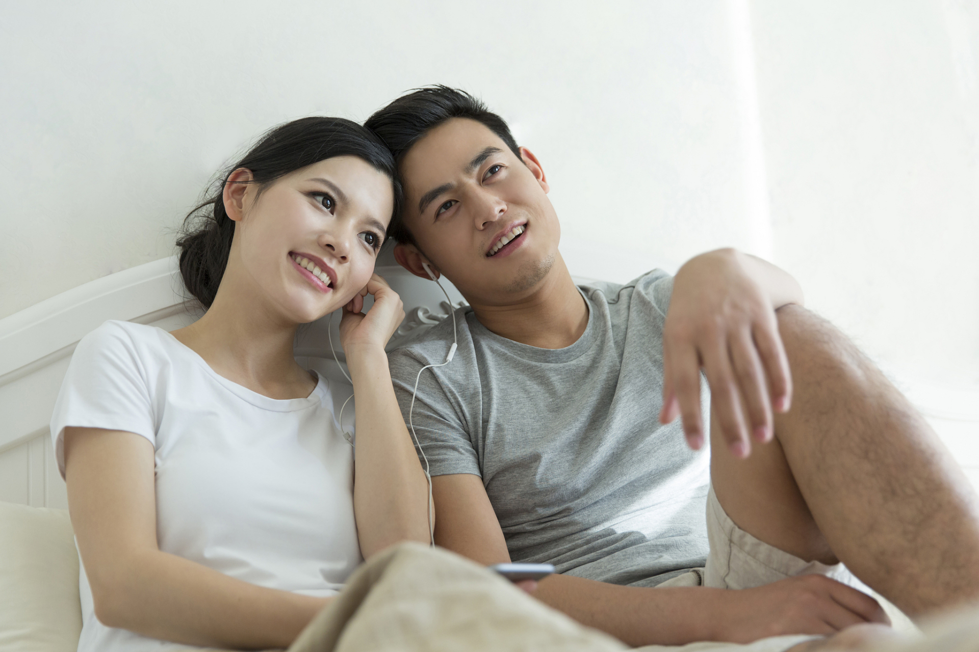 夫妻生活是夫妻关系中重要的一部分,女性需要关注丈夫的需求和感受,不