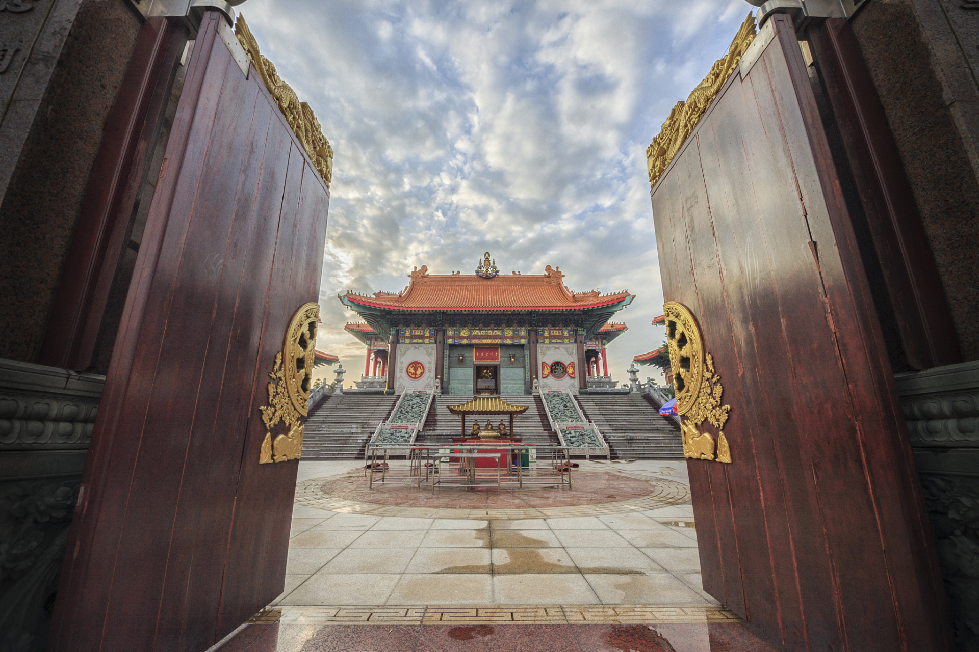 平海古城位于惠州市惠东县南端,面临南海,东靠红海,西倚大亚湾,有许多