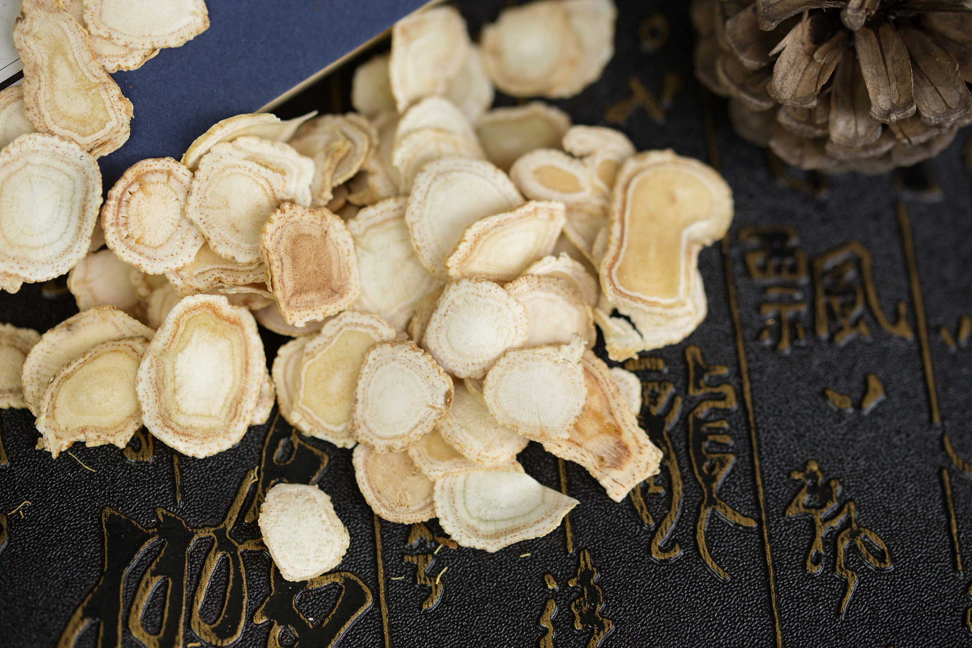 西洋参的功效与作用 补气养阴,清热生津 中医认为西洋参其药性凉,味甘