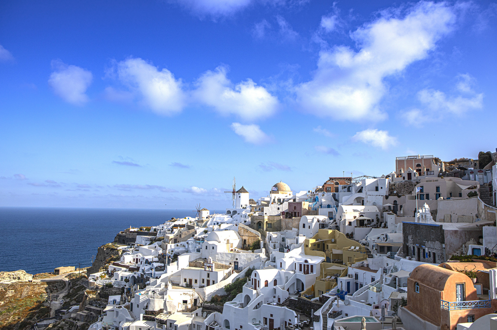 圣托里尼岛位于希腊爱琴海南部,风景如画,拥有大量爱琴海经典的蓝白色