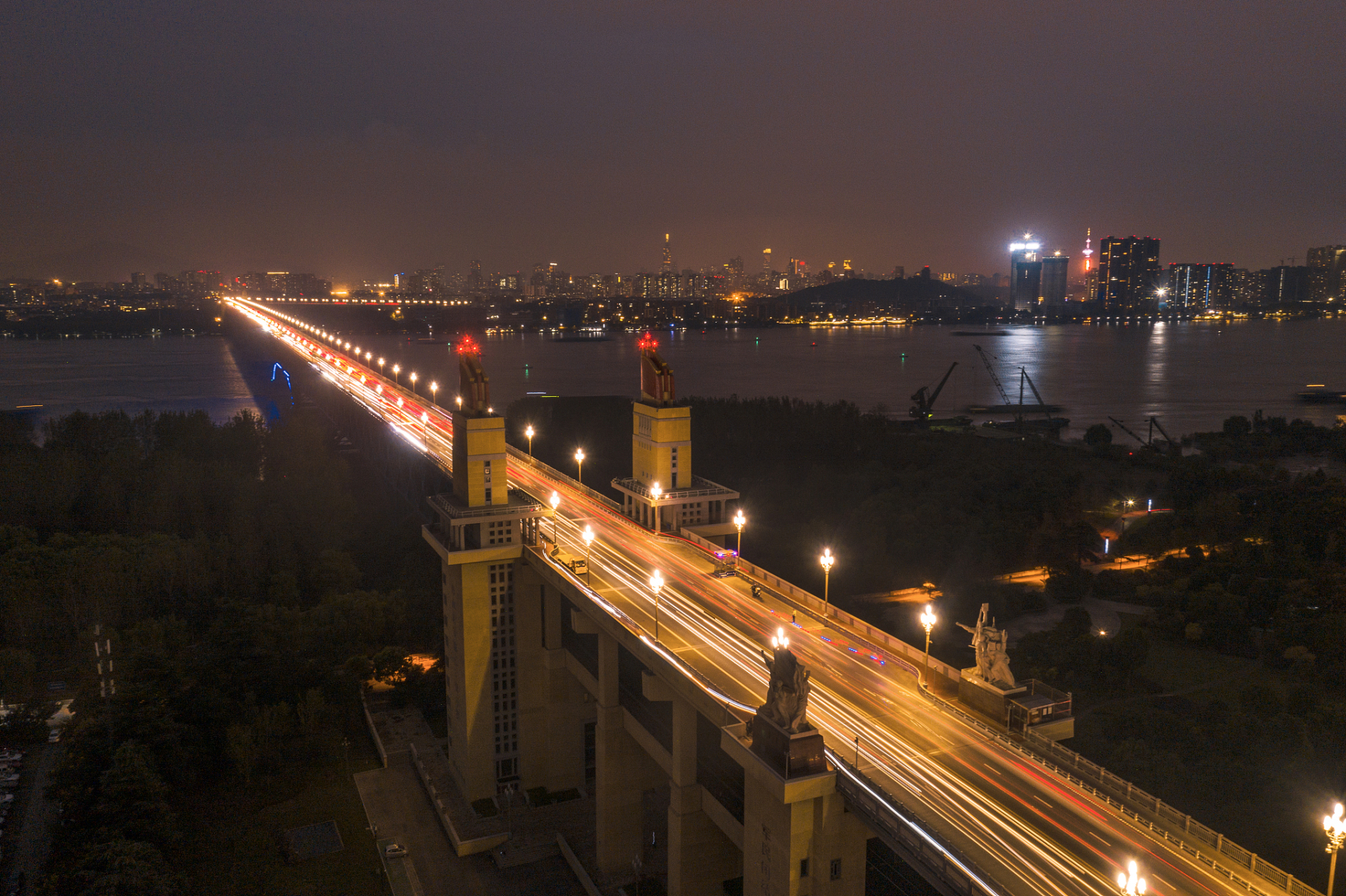 夜幕下的江苏南京长江大桥,璀璨都市之光,简直美得让人心醉!