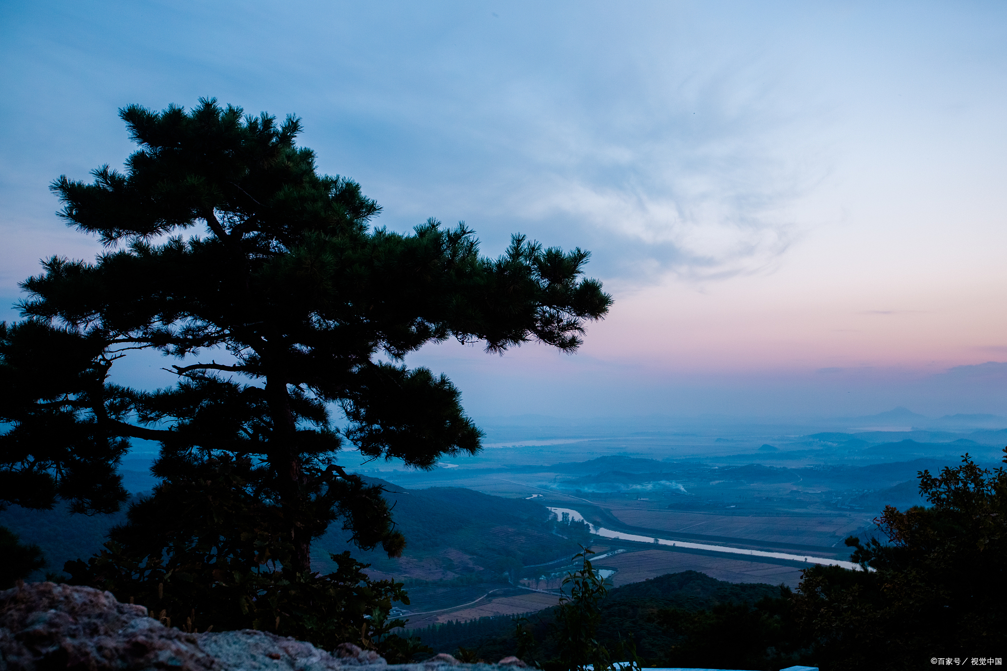 嵖岈山风景区    - 特点:嵖岈山以奇特的花岗岩地貌,怪石峰林而著名