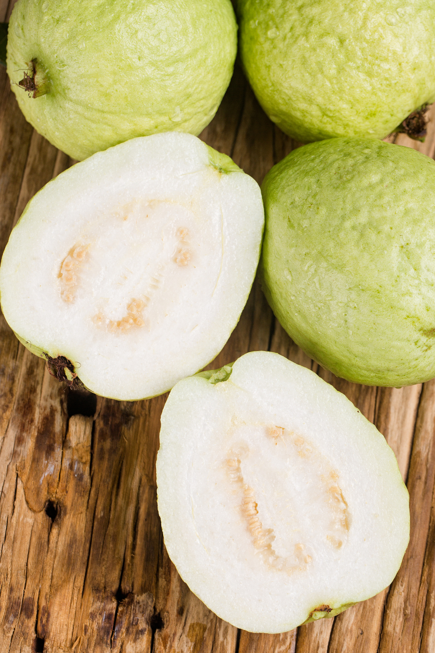 这个是白心的芭乐果,嫩绿嫩绿的,个头适中,吃起来甘甜多汁#白心珍珠芭